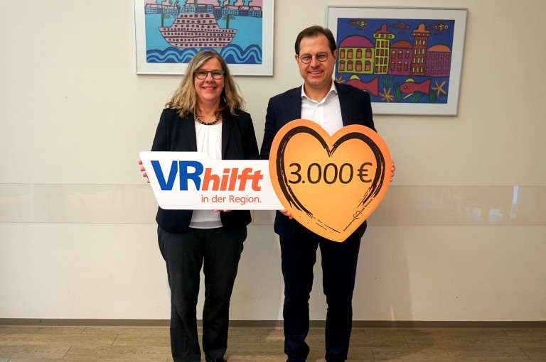 Spendenübergabe mit Elke Krug von der Diakonie und Frank Hefner von der VR-Bank Main-Rhön.