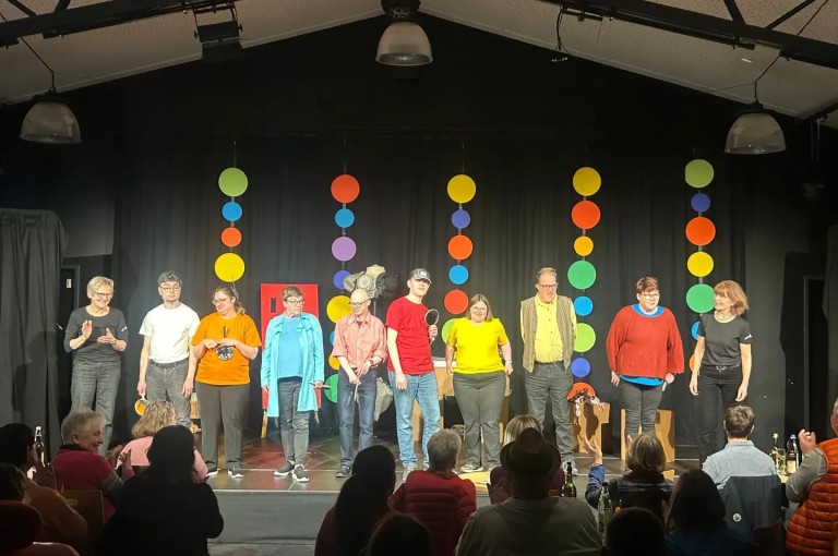 Schauspieler:innen der Theatergruppe "Hut ab" der OBA stehen auf der Bühne.