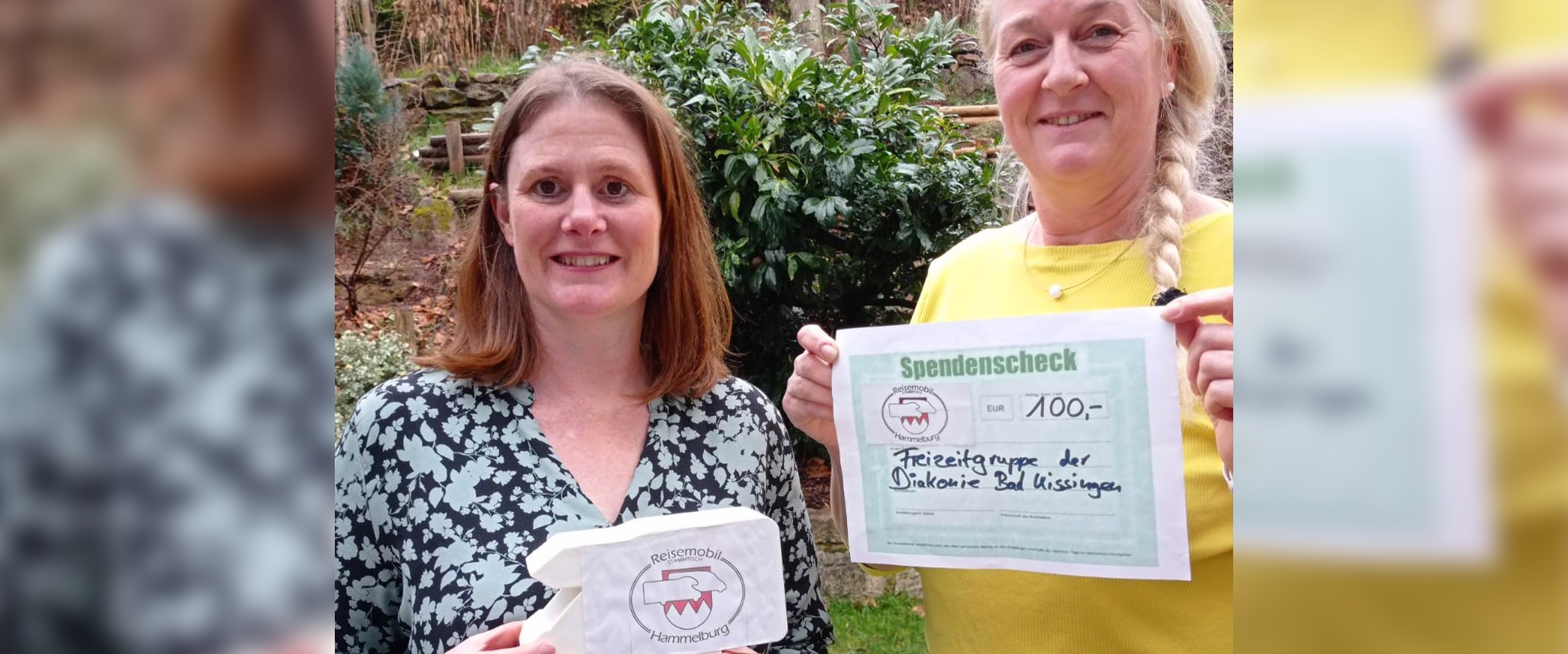 Zwei Damen zeigen einen Spendenscheck über 1000 EUR für die Freizeitgruppe der Diakonie Schweinfurt