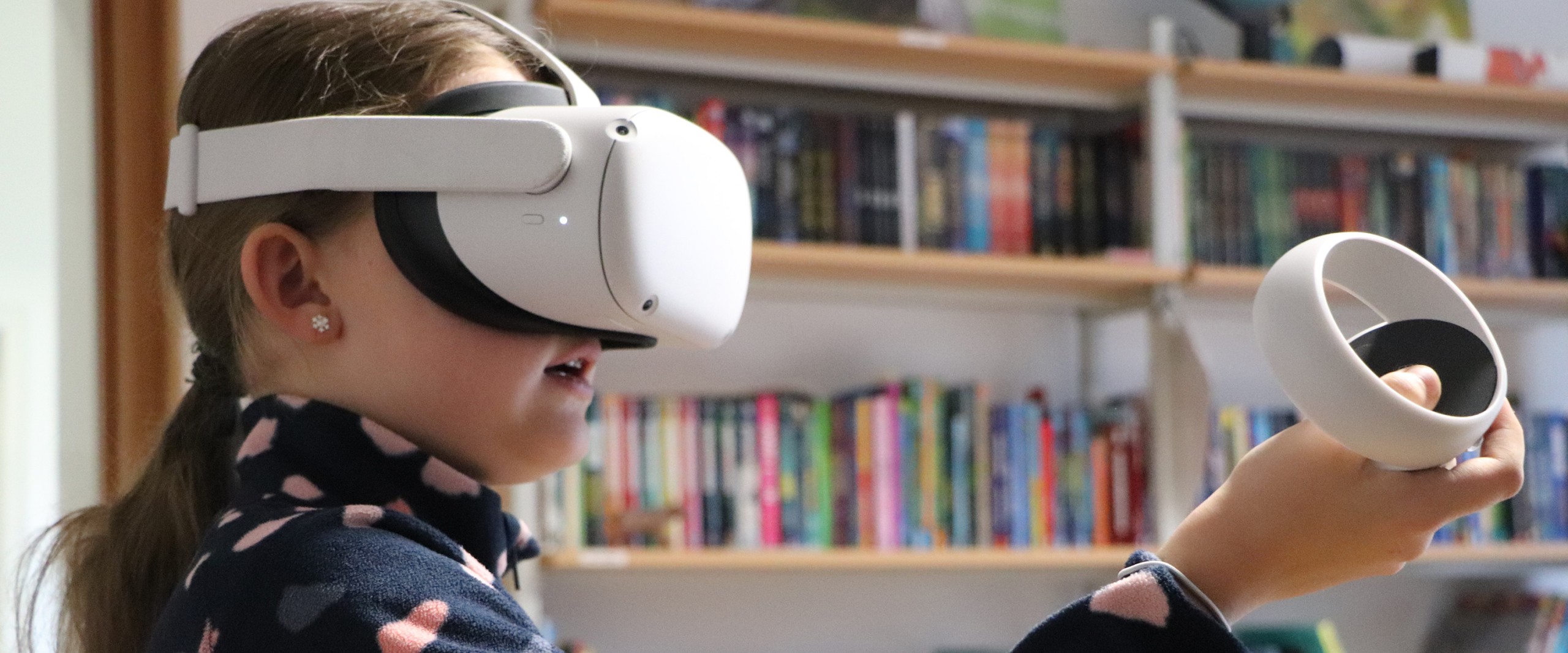 Junges Mädchen testet VR-Brille.