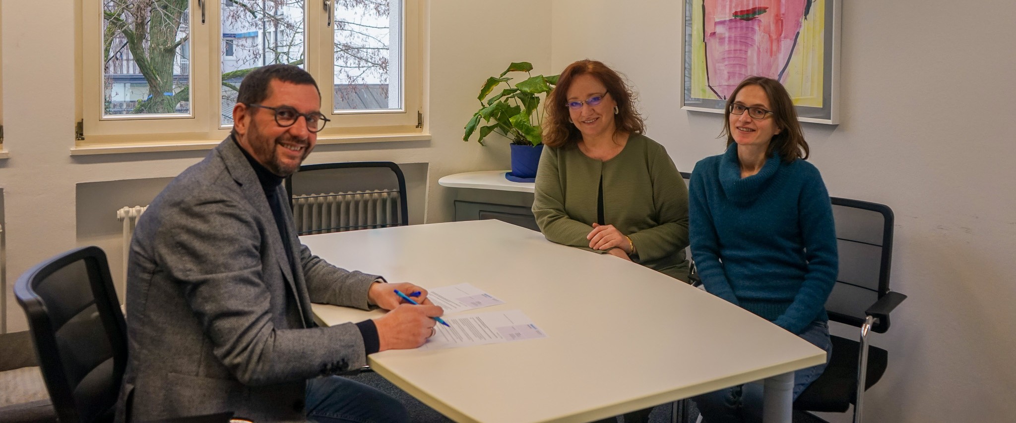 Vorstand des Diakonischen Werkes Schweinfurt Carsten Bräumer sowie Vertrauenspersonen Dorothea Schaufler und Verena Schmeisser-Eckl weisen das Inkrafttreten der Schutzkonzepte an.