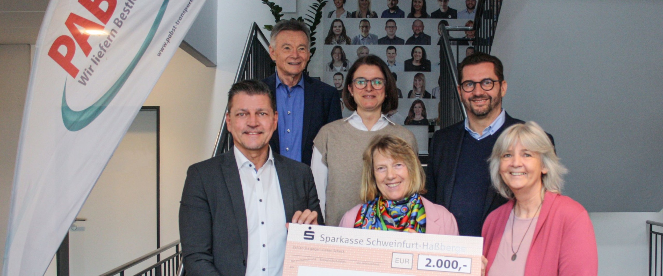 Sechs Personen überreichen einen Scheck über 2.000 Euro an die Diakonie Gochsheim.