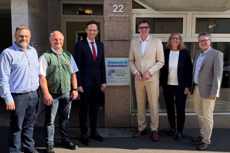 Gruppenfoto vor der Suchtberatung Diakonie Schweinfurt in der Zehnstraße.