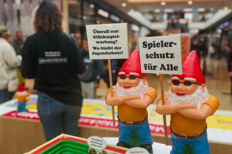 Aktionstag "Glücksspielsucht" mit verschiedenen Infomaterialien und dem Zwergenaufstand.