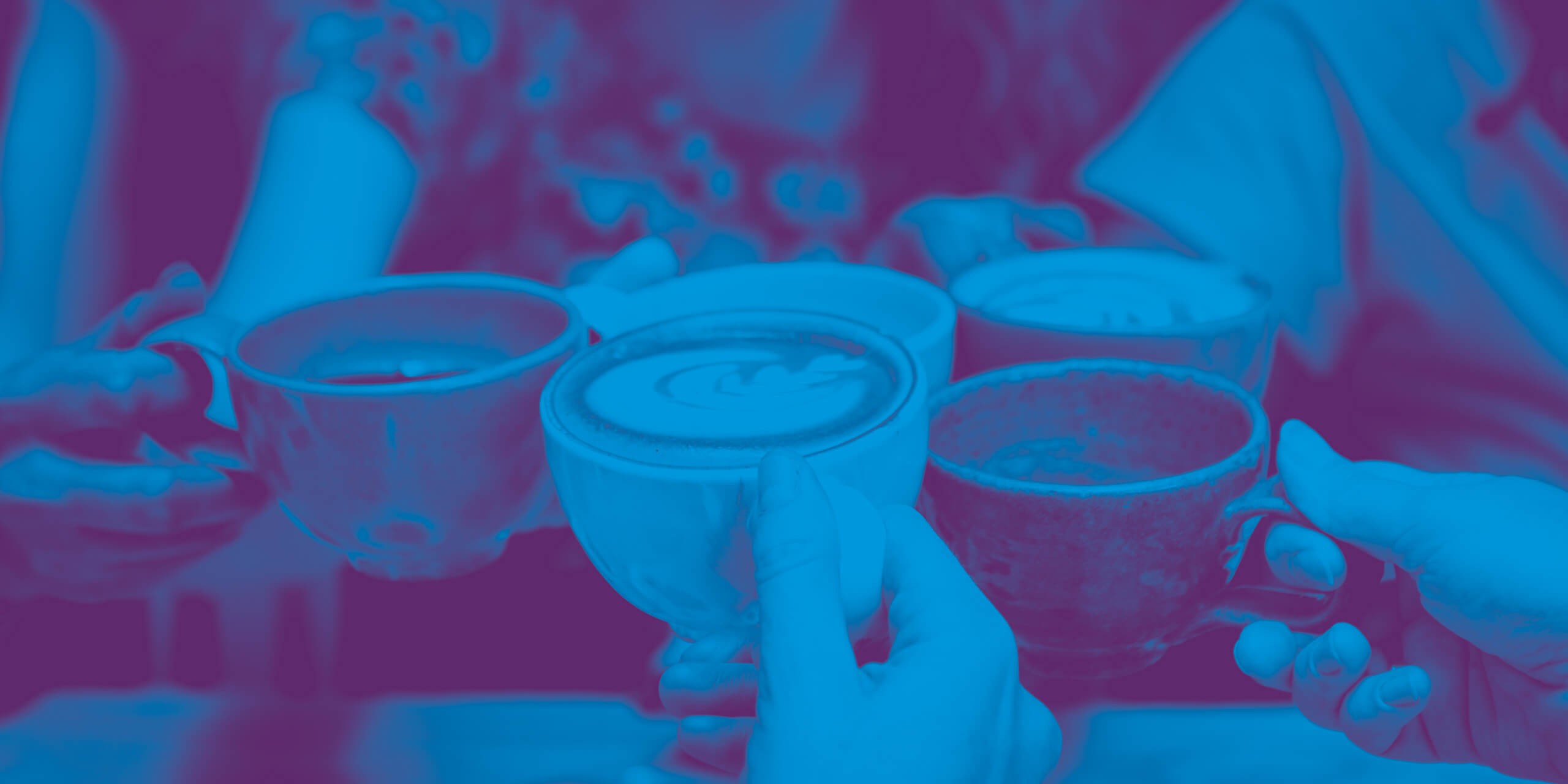 Mehrere Hände stoßen mit Kaffeetassen an, stilisiertes Bild in Blau- und Pinktönen.