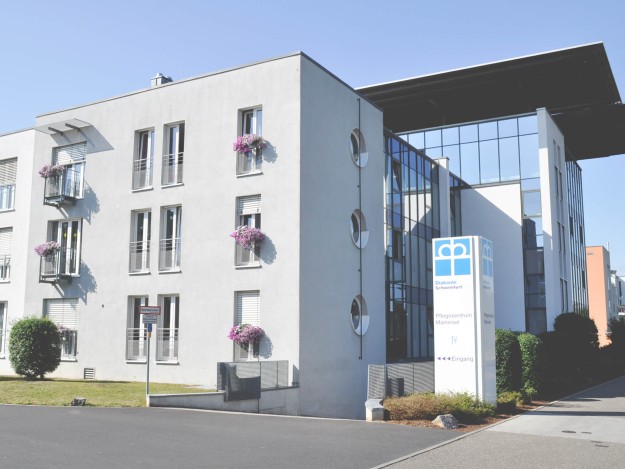 Gebäudeaussenansicht des Pflegezentrums Maininsel