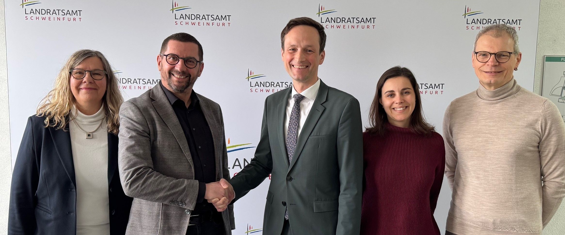 Das Projekt Elternbegleitung wird auf den gesamten Landkreis Schweinfurt ausgeweitet, den entsprechenden Vertrag unterzeichneten nun Carsten Bräumer, Vorstand der Diakonie Schweinfurt, und Landrat Florian Töpper