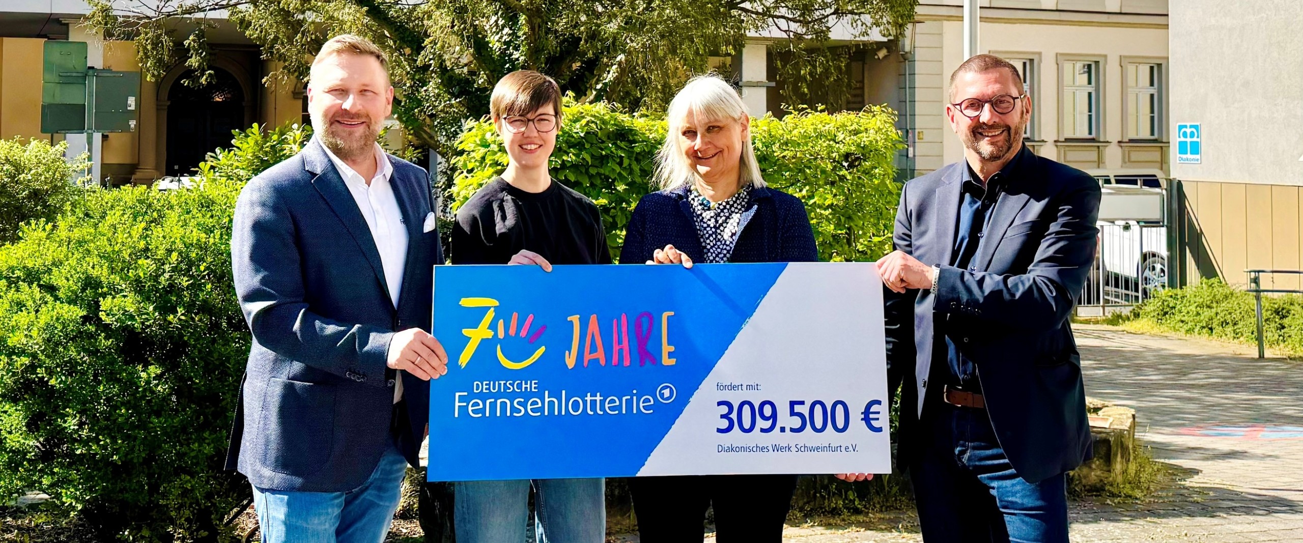 Stephan Masch, Repräsentant der DEUTSCHEN FERNSEHLOTTERIE; Katrin Jung, Projektkoordinatorin; Heide Wunder, Projektmitarbeiterin & Carsten Bräumer, Vorstand Diakonisches Werk Schweinfurt e.V. bei der symbolischen Übergabe der Fördersumme in Schweinfurt