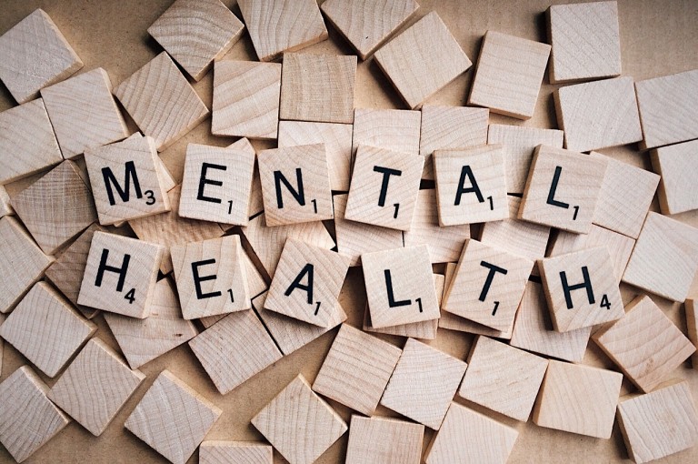 Auf Holz geschriebene Buchstaben "MENTAL HEALTH"