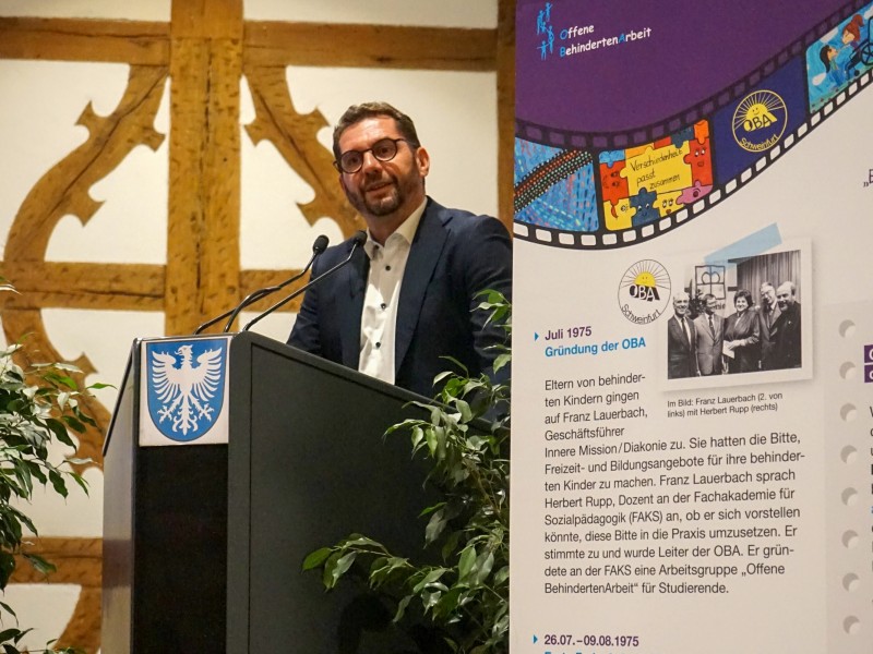 Carsten Bräumer beim Jubiläum der Offenen BehindertenArbeit der Diakonie Schweinfurt