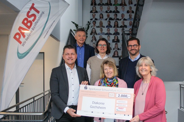 Sechs Personen überreichen einen Scheck über 2.000 Euro an die Diakonie Gochsheim.