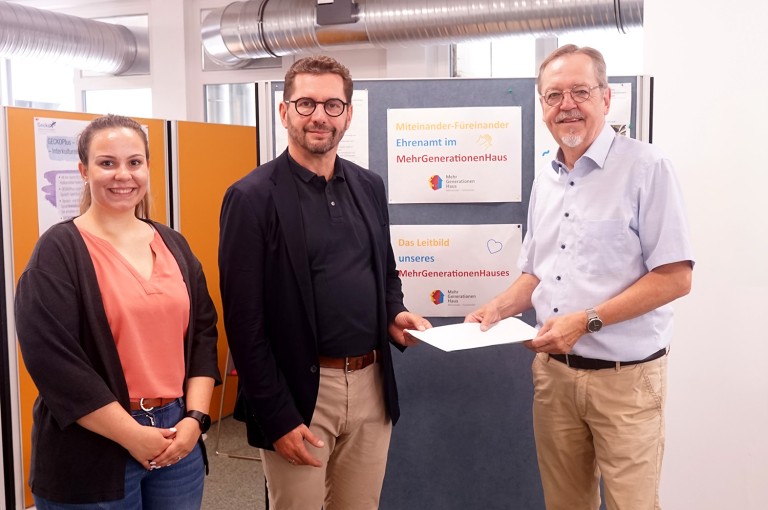 Spendenuebergabe der protestantische Kirchenstiftung