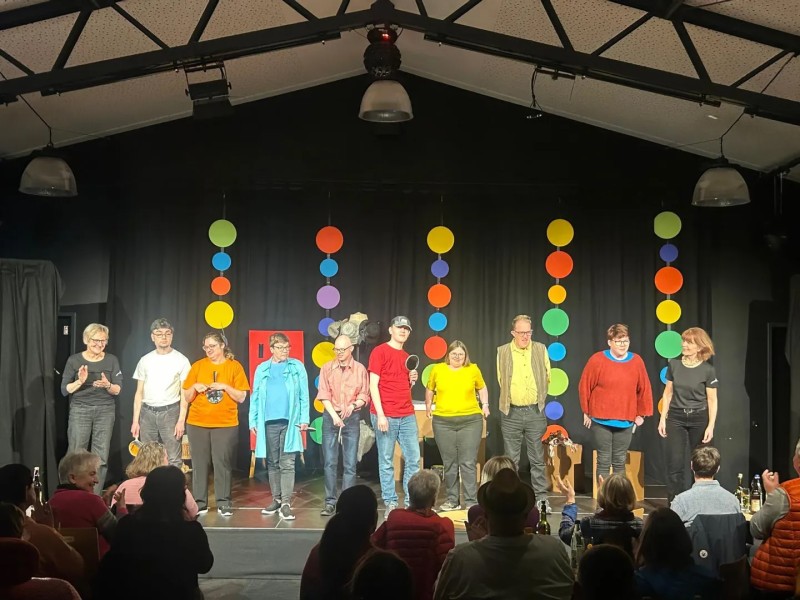 Schauspieler:innen der Theatergruppe "Hut ab" der OBA stehen auf der Bühne.