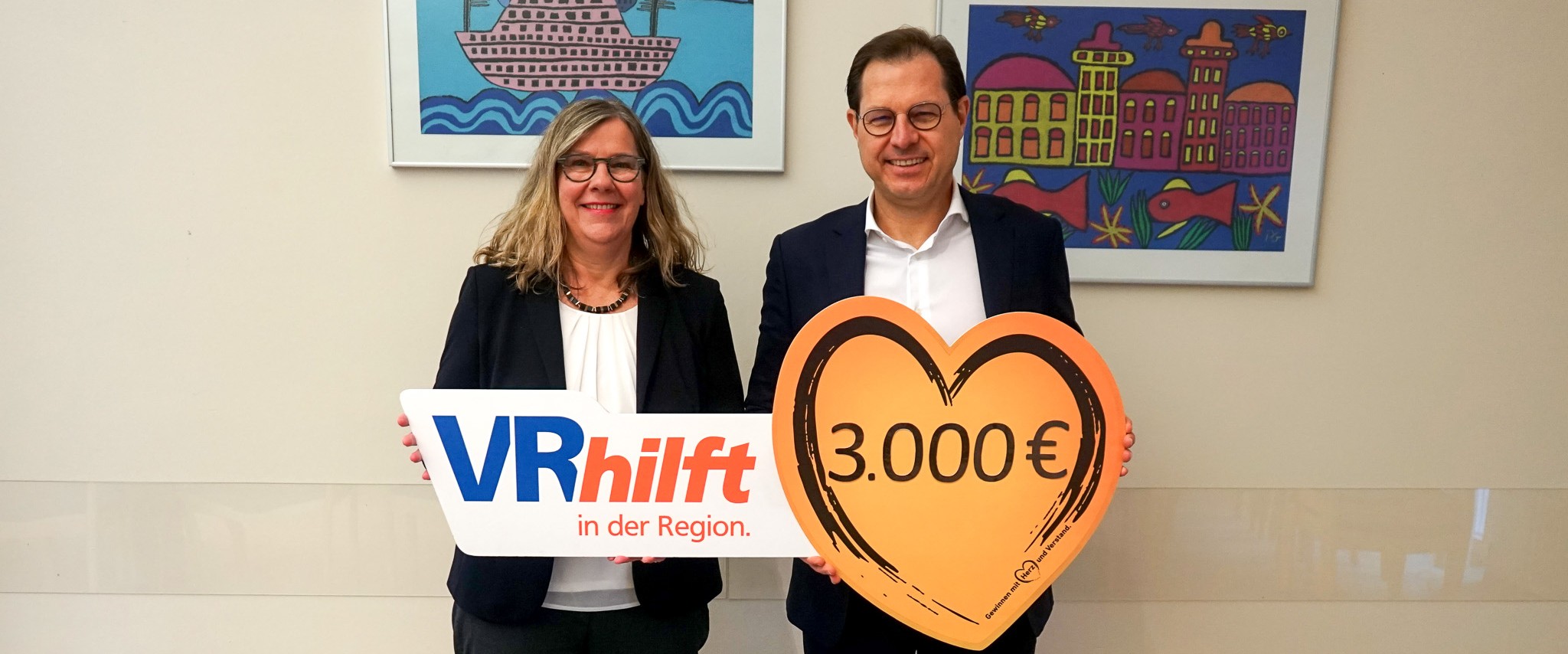 Spendenübergabe mit Elke Krug von der Diakonie und Frank Hefner von der VR-Bank Main-Rhön.