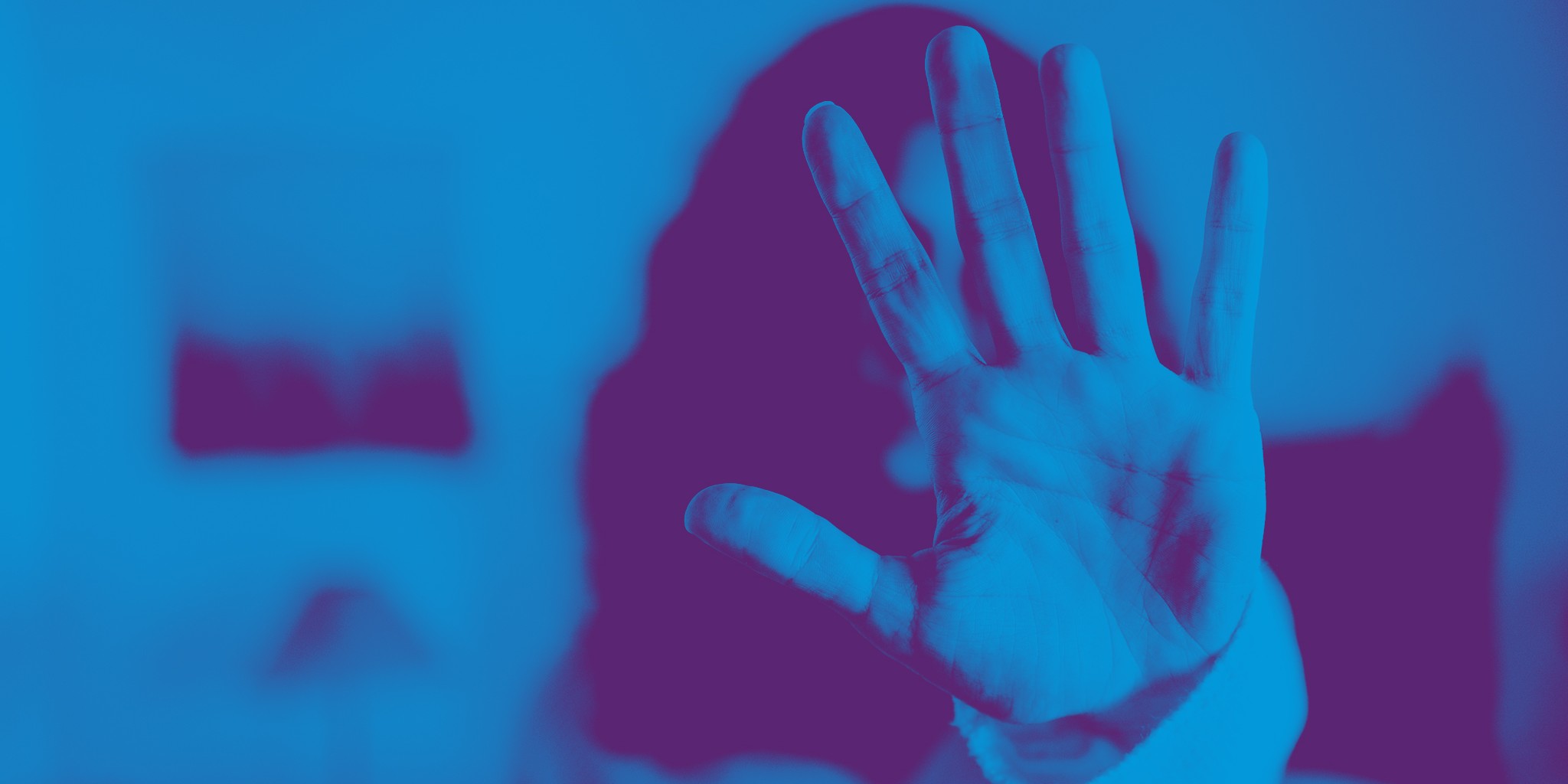Unkenntliche junge Frau, die mit der Hand ein Stoppschild macht