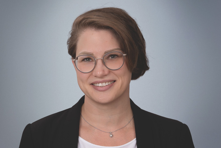 Stefanie Schmitt lächelt freundlich in einem professionellen Porträt.