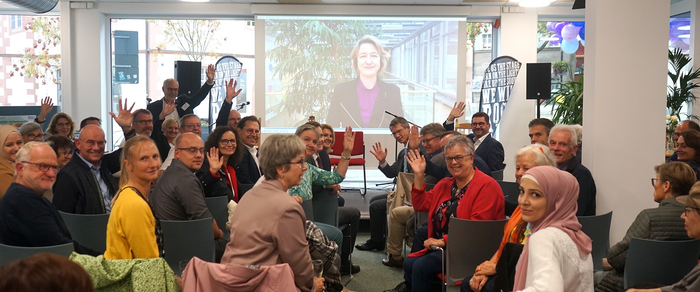 Bild vom Publikum bei der Neueröffnung des Mehrgenerationenhaus Schweinfurt
