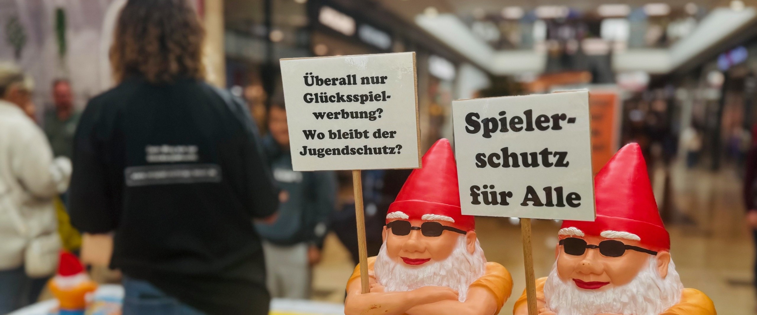Aktionstag "Glücksspielsucht" mit verschiedenen Infomaterialien und dem Zwergenaufstand.
