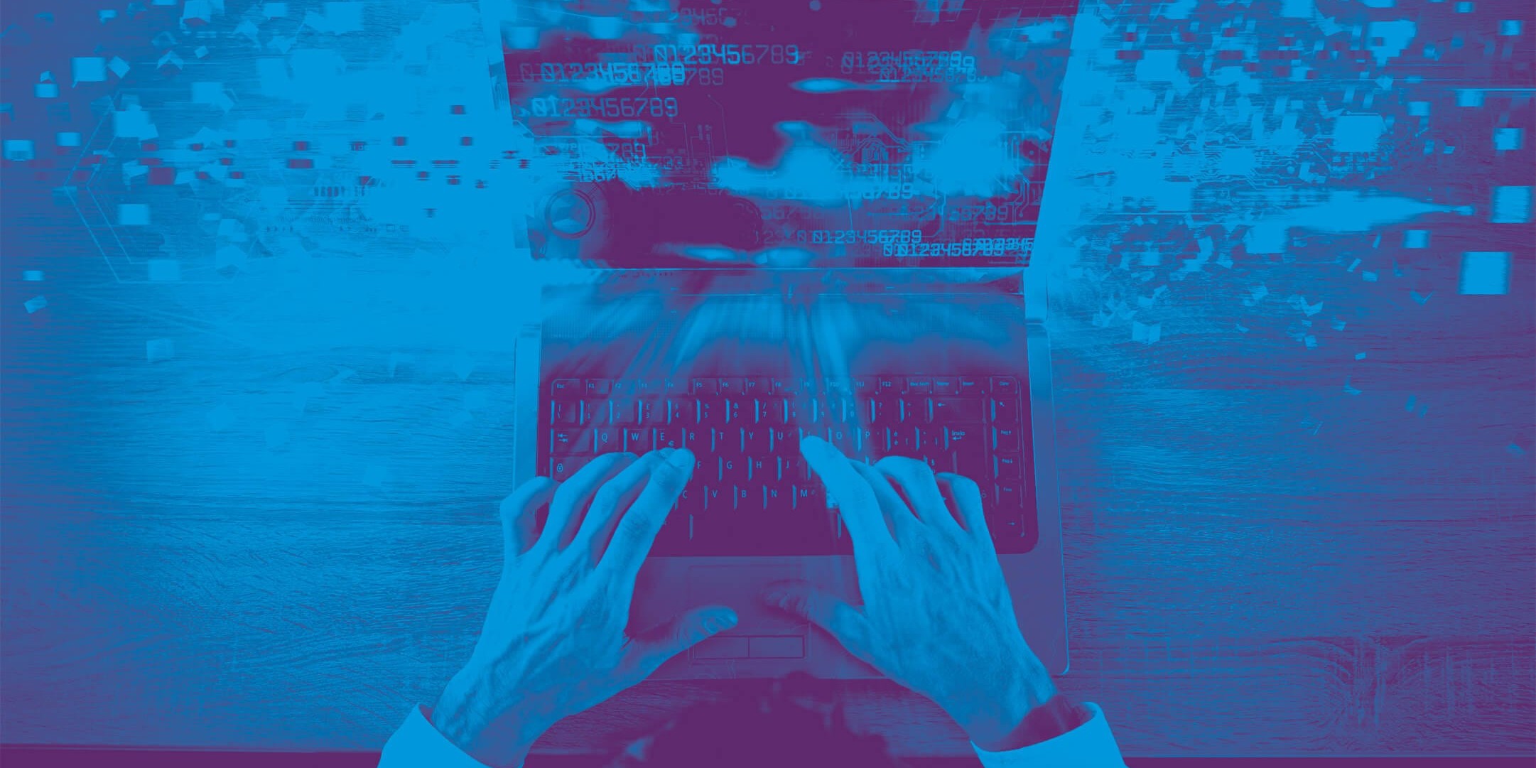 Eine Person tippt auf einem Laptop, während digitale Daten und Zahlen auf dem Bildschirm erscheinen.