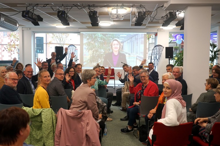 Bild vom Publikum bei der Neueröffnung des Mehrgenerationenhaus Schweinfurt
