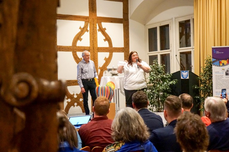 Die aktuelle Leitung und der ehemalige Leiter der Offenen BehindertenArbeit der Diakonie Schweinfurt stehen auf der Bühne