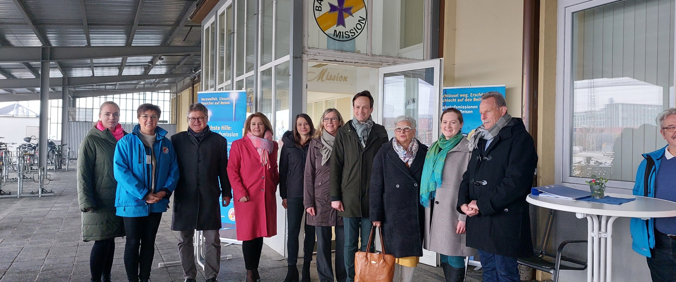Abbildung der Personen bei der Einweihung der Bahnhofsmission Schweinfurt nach Umbau