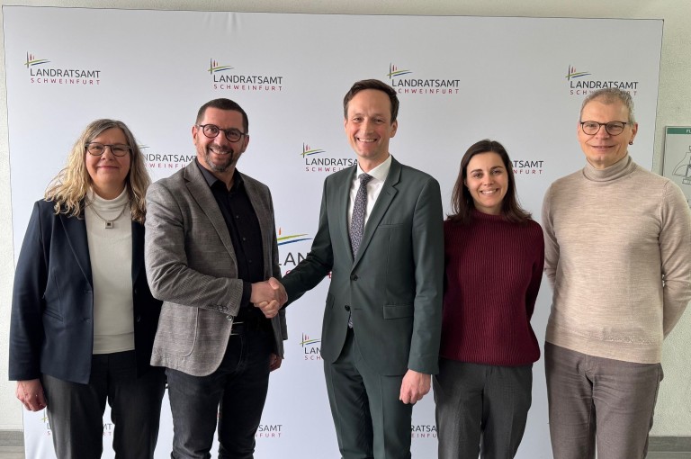 Das Projekt Elternbegleitung wird auf den gesamten Landkreis Schweinfurt ausgeweitet, den entsprechenden Vertrag unterzeichneten nun Carsten Bräumer, Vorstand der Diakonie Schweinfurt, und Landrat Florian Töpper