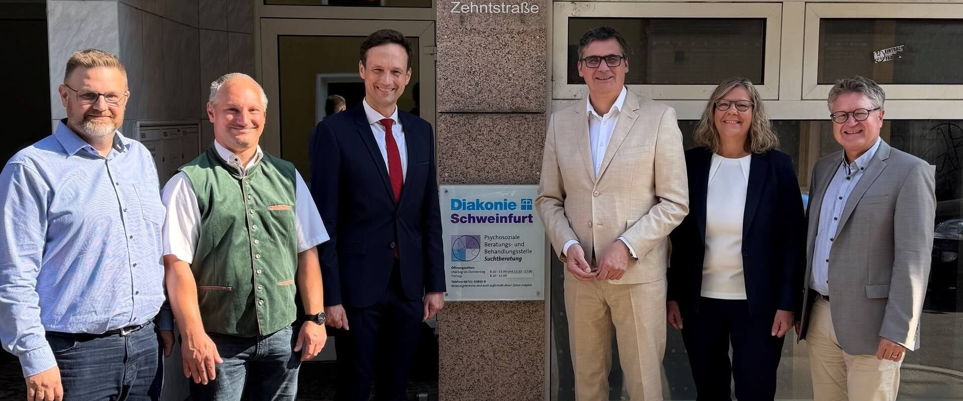 Gruppenfoto vor der Suchtberatung Diakonie Schweinfurt in der Zehnstraße.