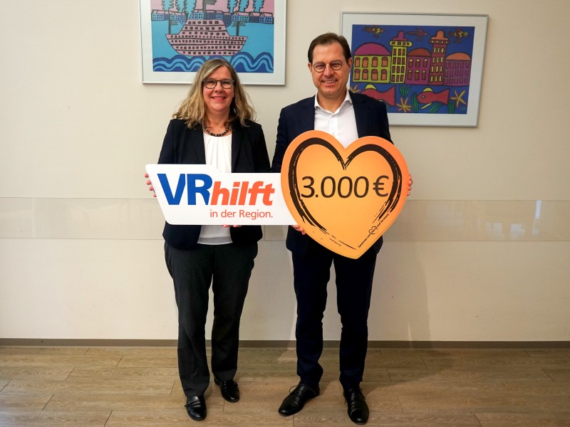 Spendenübergabe mit Elke Krug von der Diakonie und Frank Hefner von der VR-Bank Main-Rhön.