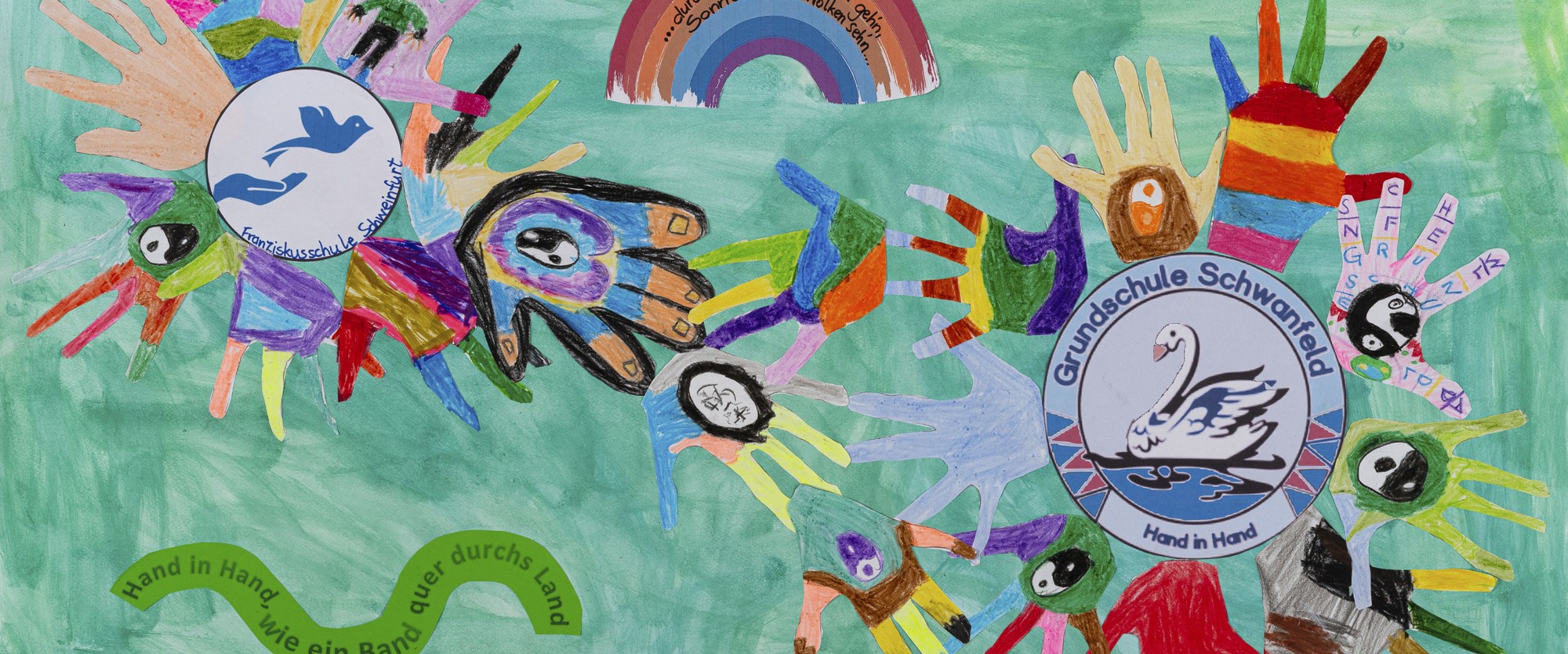 Kinderbild mit zwei Logos Förderschule Schweinfurt und Grundschule Schwanfeld die von Handabdrücken umrahmt sind