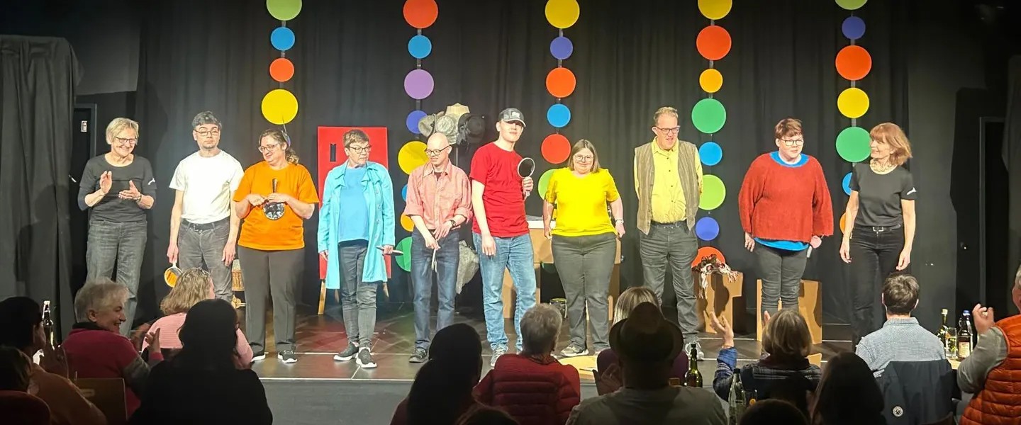 Schauspieler:innen der Theatergruppe "Hut ab" der OBA stehen auf der Bühne.