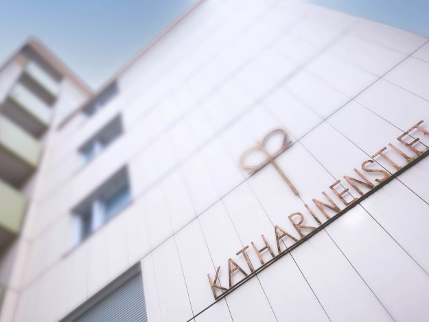 Fassade eines modernen Gebäudes mit dem Schriftzug „Katharinenstift“.