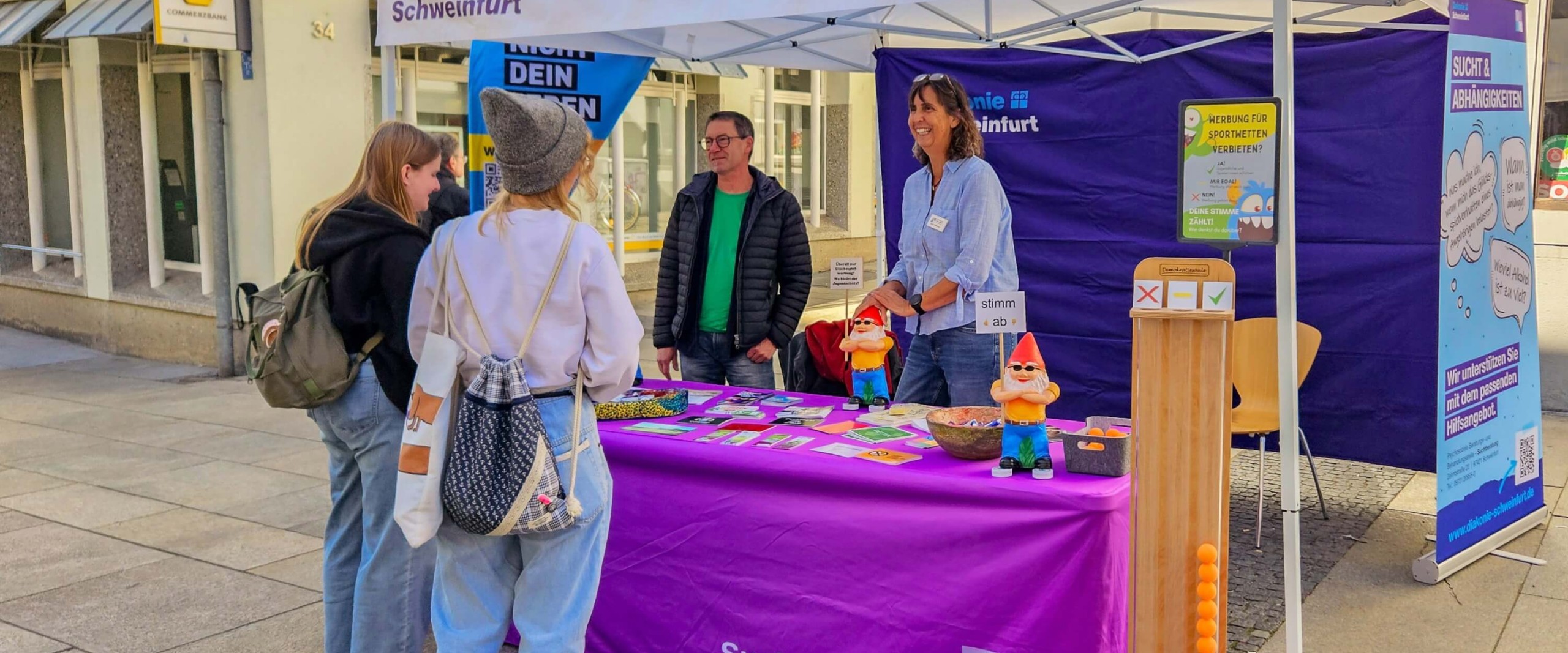Aktionsstand zur Suchtberatung mit Informierenden und Besuchern in Schweinfurt.