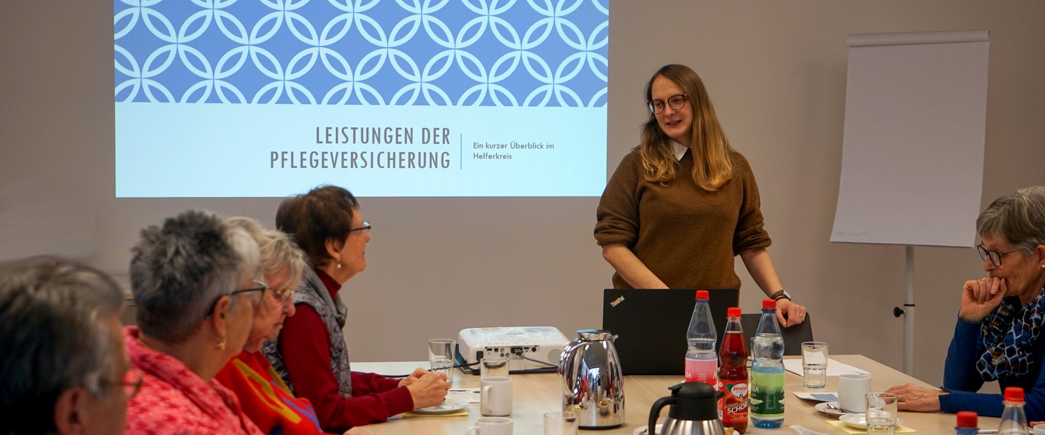 Die Leitung der Fachstelle stellt interessierten Personen die Leistungen vor.