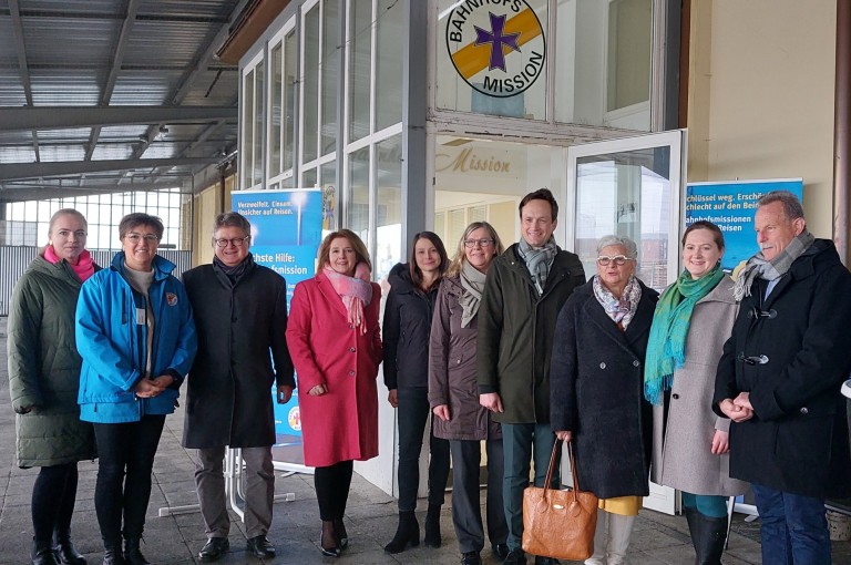 Abbildung der Personen bei der Einweihung der Bahnhofsmission Schweinfurt nach Umbau