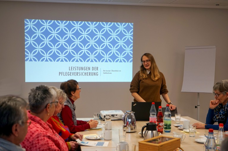 Die Leitung der Fachstelle stellt interessierten Personen die Leistungen vor.