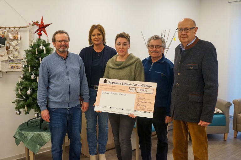 Spendenübergabe an die Leitung der Tagespflege Euerbach.