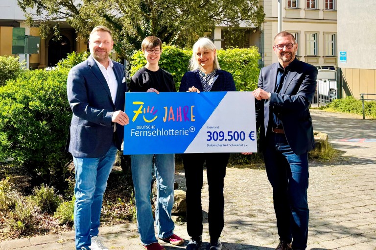 Stephan Masch, Repräsentant der DEUTSCHEN FERNSEHLOTTERIE; Katrin Jung, Projektkoordinatorin; Heide Wunder, Projektmitarbeiterin & Carsten Bräumer, Vorstand Diakonisches Werk Schweinfurt e.V. bei der symbolischen Übergabe der Fördersumme in Schweinfurt