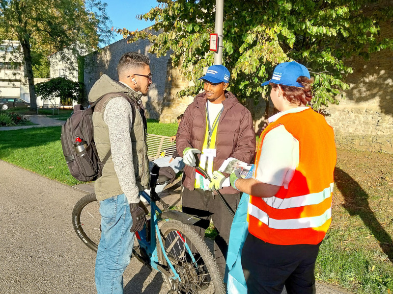 Stadthelfer und Abfallberatung klären auf